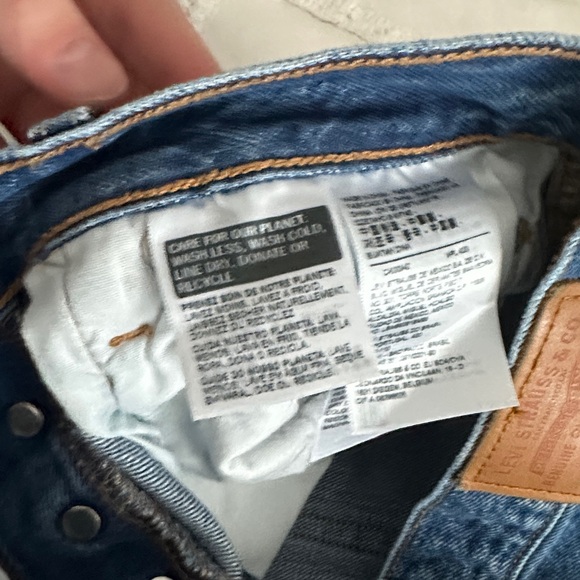 Premium Women’s Levi’s Distressed Blue Jeans - Picture 3 of 8